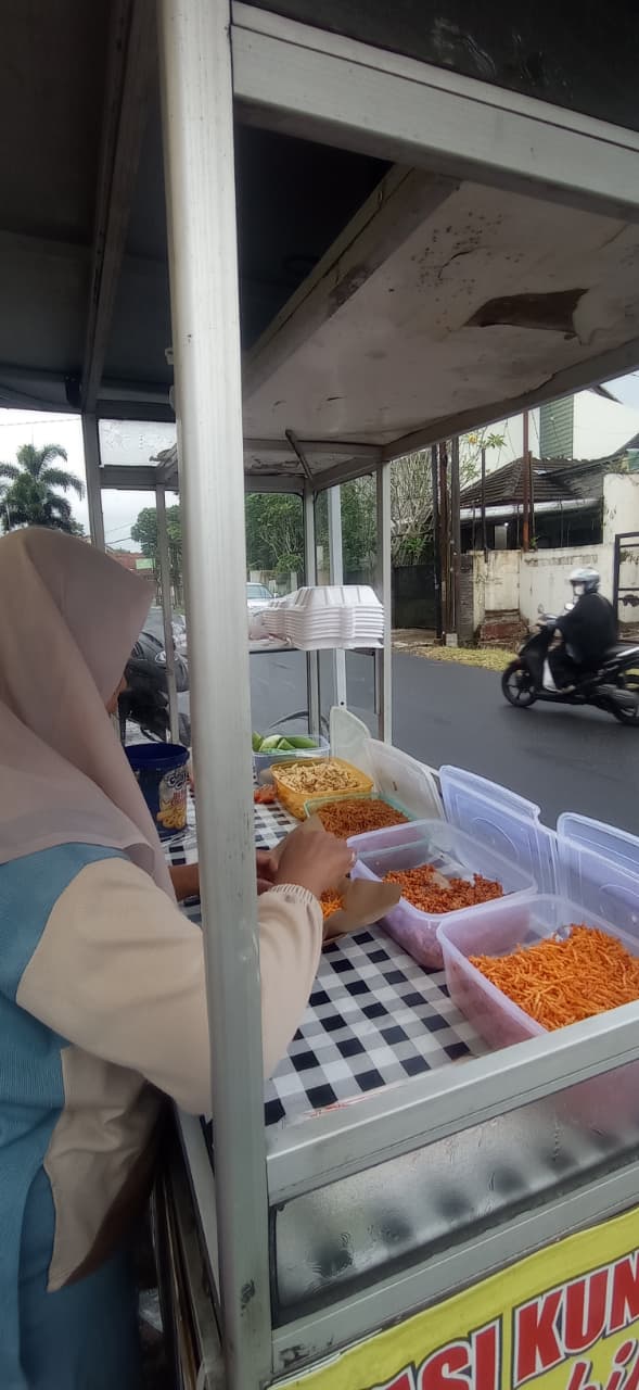 Owner Melayani Pelanggan