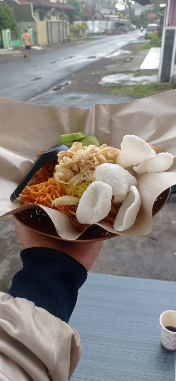 Owner Melayani Pelanggan