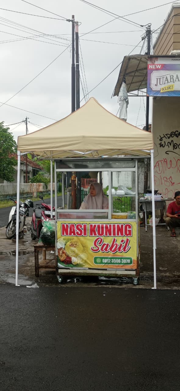 Owner Melayani Pelanggan